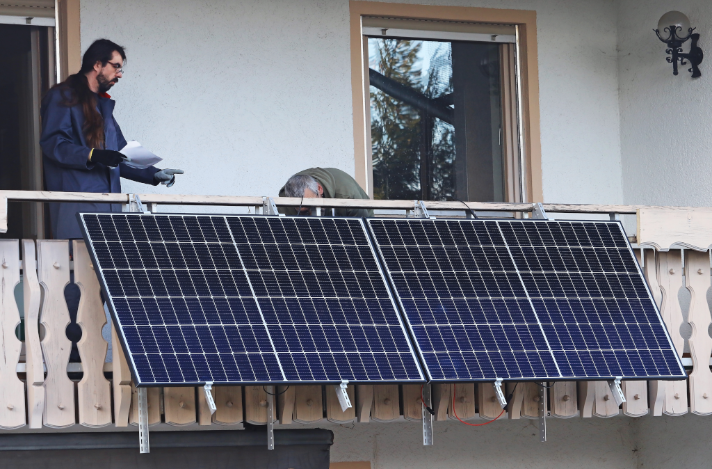 Handwerker installieren ein Balkonkraftwerk