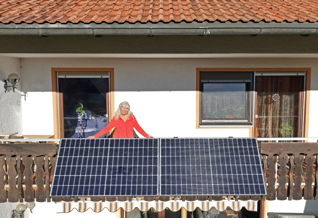 Frau Steht Auf Balkon Mit Balkonkraftwerk