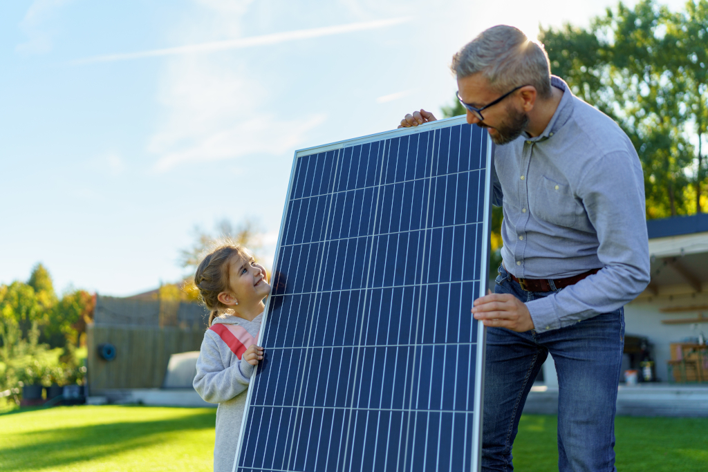 Vater Mit Kind Trägt Solarpanel